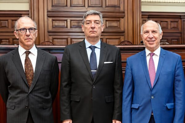 La Corte Suprema fijó límites a los escraches anónimos en redes y ordenó identificar a los titulares de las cuentas