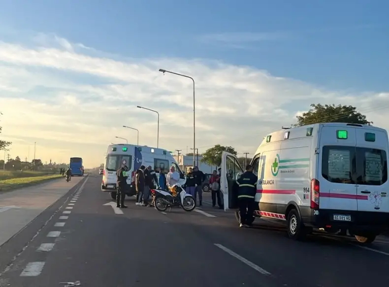 Grave choque entre un colectivo y una moto sobre la Ruta 16 en Resistencia