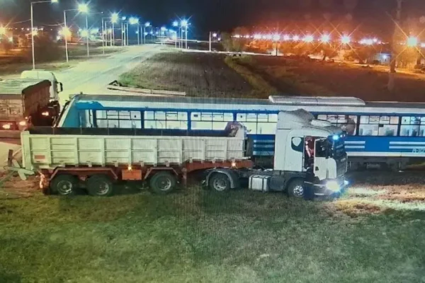 Un camión y un tren de pasajeros chocaron en Chaco: solo se registraron daños materiales