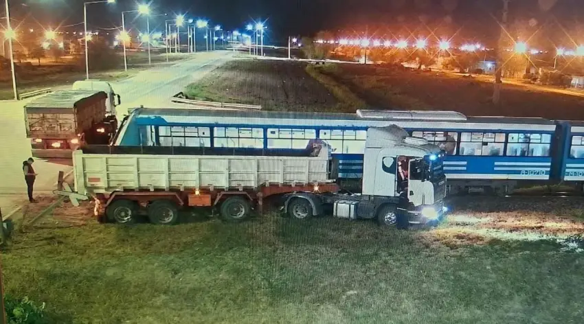 Un camión y un tren de pasajeros chocaron en Chaco: solo se registraron daños materiales
