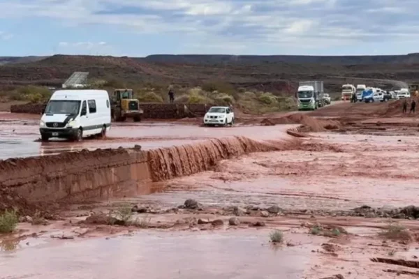 Vaca Muerta: corte total en la Ruta Provincial 5 de Neuquén por la crecida del arroyo Carranza