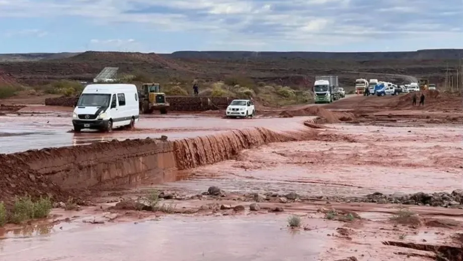Vaca Muerta: corte total en la Ruta Provincial 5 de Neuquén por la crecida del arroyo Carranza