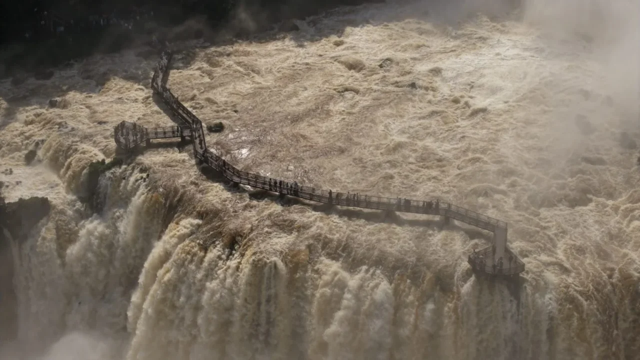 Cataratas: cerraron preventivamente la pasarela del lado brasileño por una crecida extraordinaria del río Iguazú