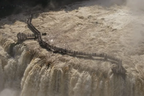 Cataratas: cerraron preventivamente la pasarela del lado brasileño por una crecida extraordinaria del río Iguazú
