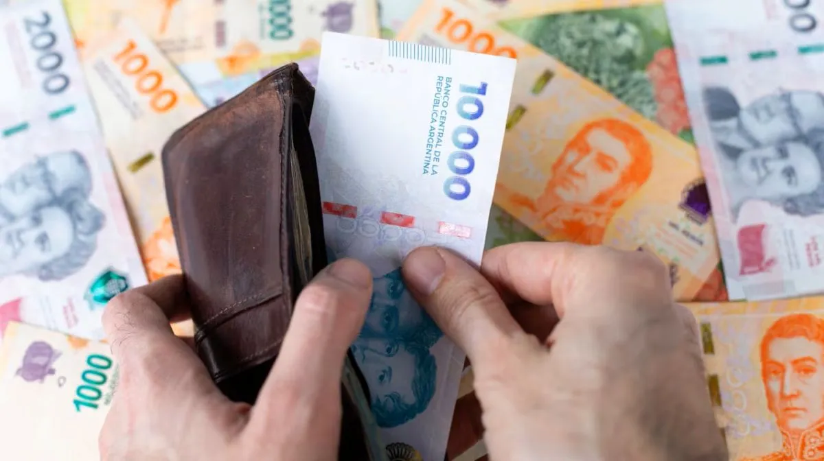 Los servicios subieron casi 42% en un año y ampliaron la brecha con los bienes en todo el país