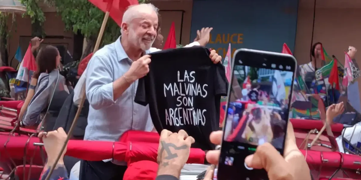 Lula mostró una remera con la frase “Las Malvinas son argentinas” a dos días de las elecciones en Brasil