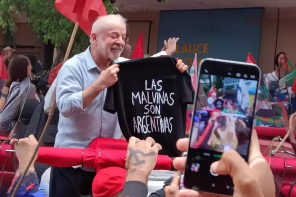 Lula mostró una remera con la frase “Las Malvinas son argentinas” a dos días de las elecciones en Brasil