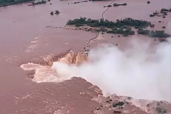 Parque Nacional Iguazú activó medidas preventivas por un caudal superior a 12.000 metros cúbicos por segundo