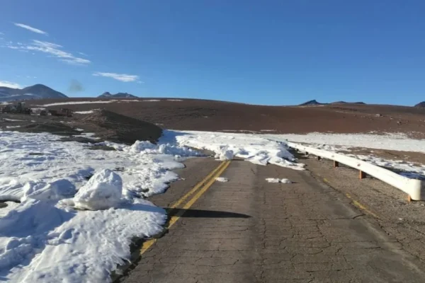 Cerraron el Paso de Jama por fuertes nevadas en Chile y advierten sobre más de 30 tramos de rutas que requieren circular con precaución