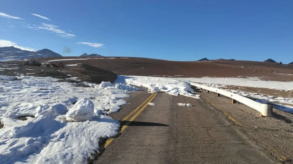 Cerraron el Paso de Jama por fuertes nevadas en Chile y advierten sobre más de 30 tramos de rutas que requieren circular con precaución