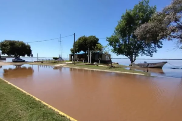 El río Uruguay superó el nivel de evacuación en Paso de los Libres y varias familias dejaron sus hogares