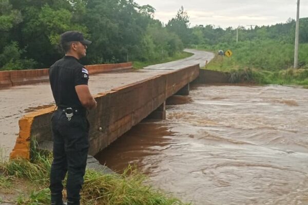 Misiones mantiene restricciones en pasos internacionales mientras sube el río Uruguay