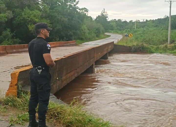 Misiones mantiene restricciones en pasos internacionales mientras sube el río Uruguay