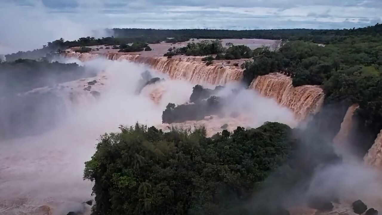 Cataratas del Iguazú: reabrieron tres circuitos y mantienen un monitoreo horario del río